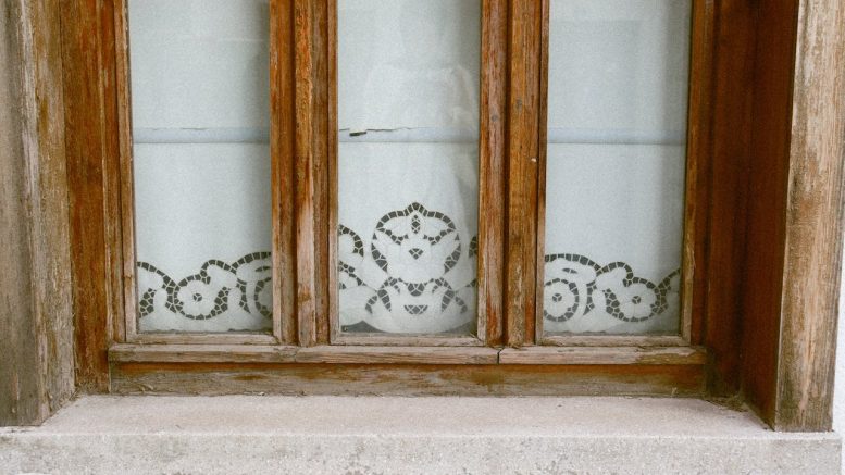 Külső kőpárkány beépítése